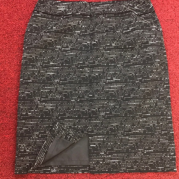 Tahari Black pattern skirt size 6 polyester lined - Picture 3 of 4